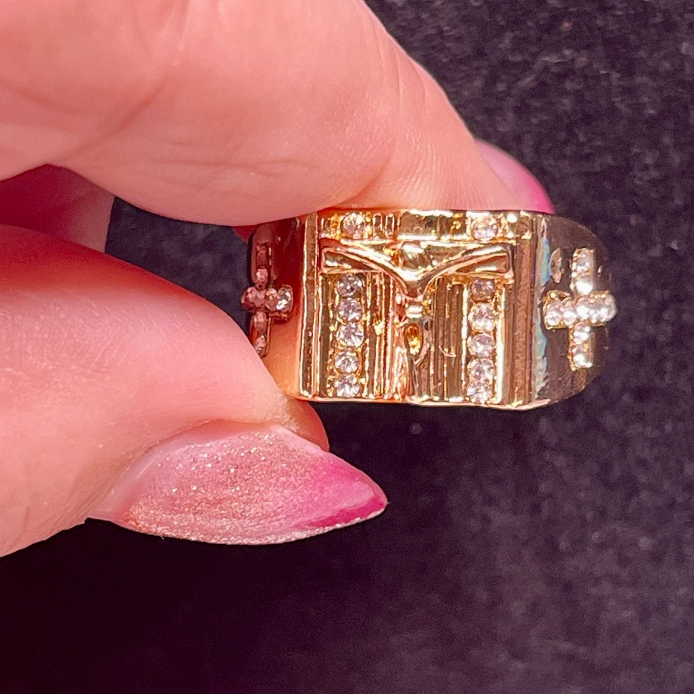 Men’s gold and rhinestone ring with cross and cruxifixction